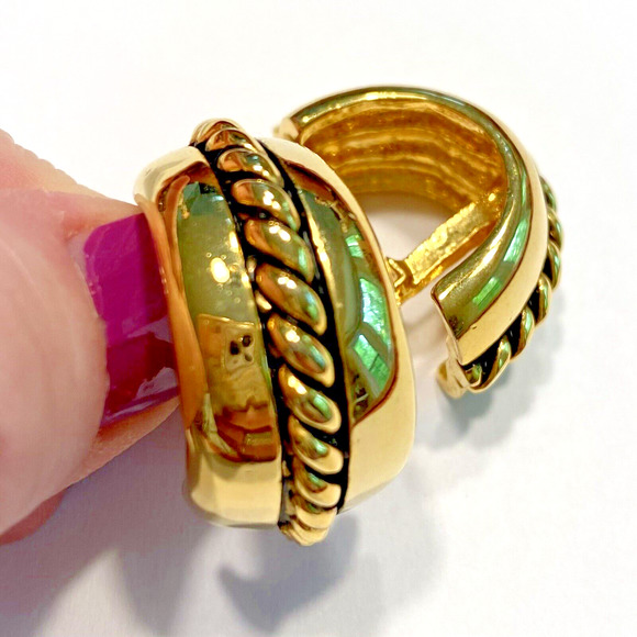 Vintage Clip On Earrings Chunky Goldtone Rope Textured Faux Hoop Boss Lady Y2K - Picture 7 of 7